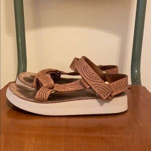 Teva Leather Midform geometric sandal, size 5